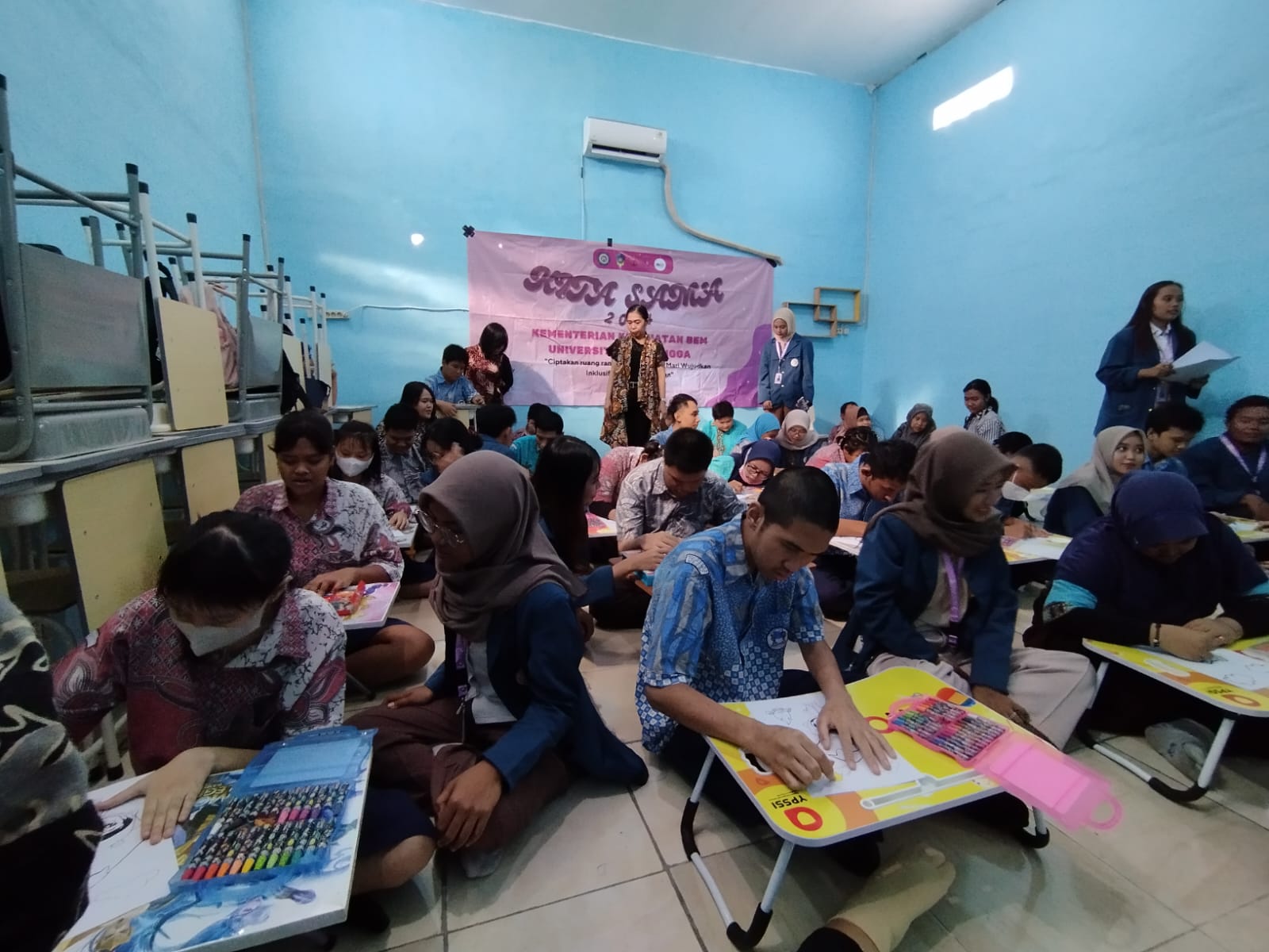 Mewarna gambar bersama teman teman