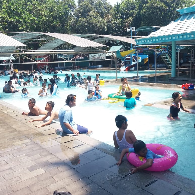 Kegiatan berenang siswa SLB Bangun Bangsa