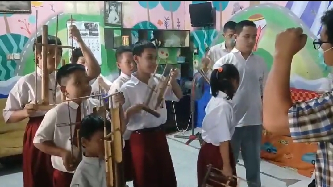 Team angklung SLB Bangun Bangsa sedang berlatih di sekolah